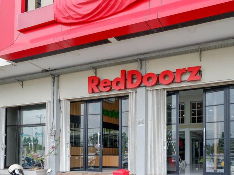 Reddoorz Plus @ Madukoro Raya سيمارانغ المظهر الخارجي الصورة